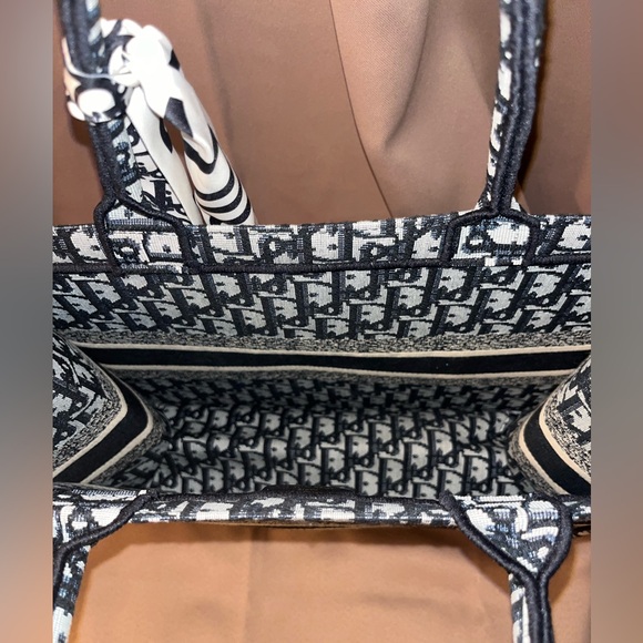 Cristian Dior Tote - Picture 3 of 5
